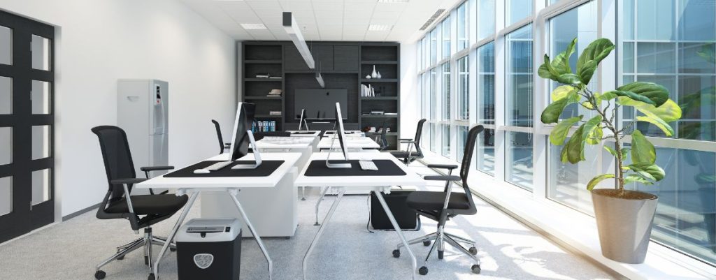 Image de bureaux modernes et bien éclairés, illustrant un espace de travail professionnel et accueillant