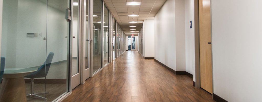 Image d'un couloir de bureau bien entretenu, illustrant l'importance d'un environnement de travail propre et ordonné