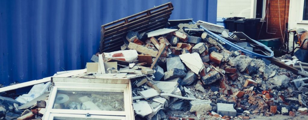 Déchets et gravats de chantier, représentant l'engagement de Pro Clean Expert pour le nettoyage des chantiers