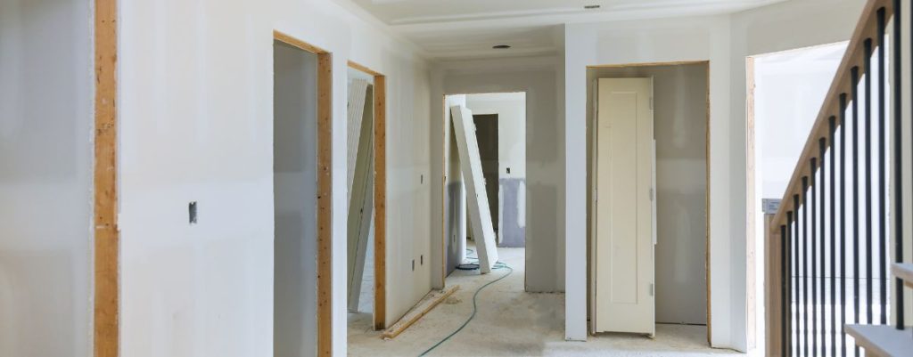 Image de l'intérieur d'une base vie, montrant un espace fonctionnel et organisé, illustrant l'importance d'un nettoyage régulier pour le confort et la sécurité des travailleurs
