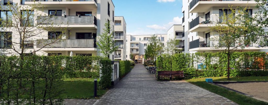 Image d'une copropriété, montrant l'architecture extérieure et les espaces communs, soulignant l'importance d'un entretien régulier pour un cadre de vie agréable