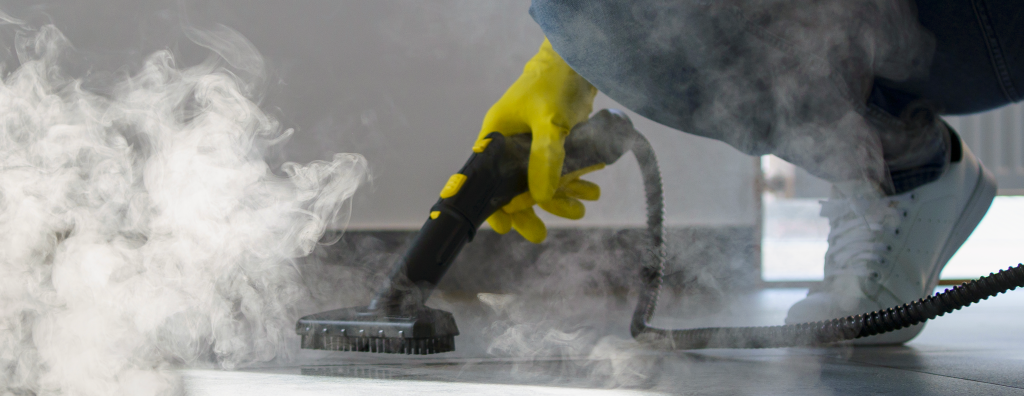 Professionnel de Pro Clean Expert effectuant un nettoyage de sol à la vapeur pour une propreté optimale