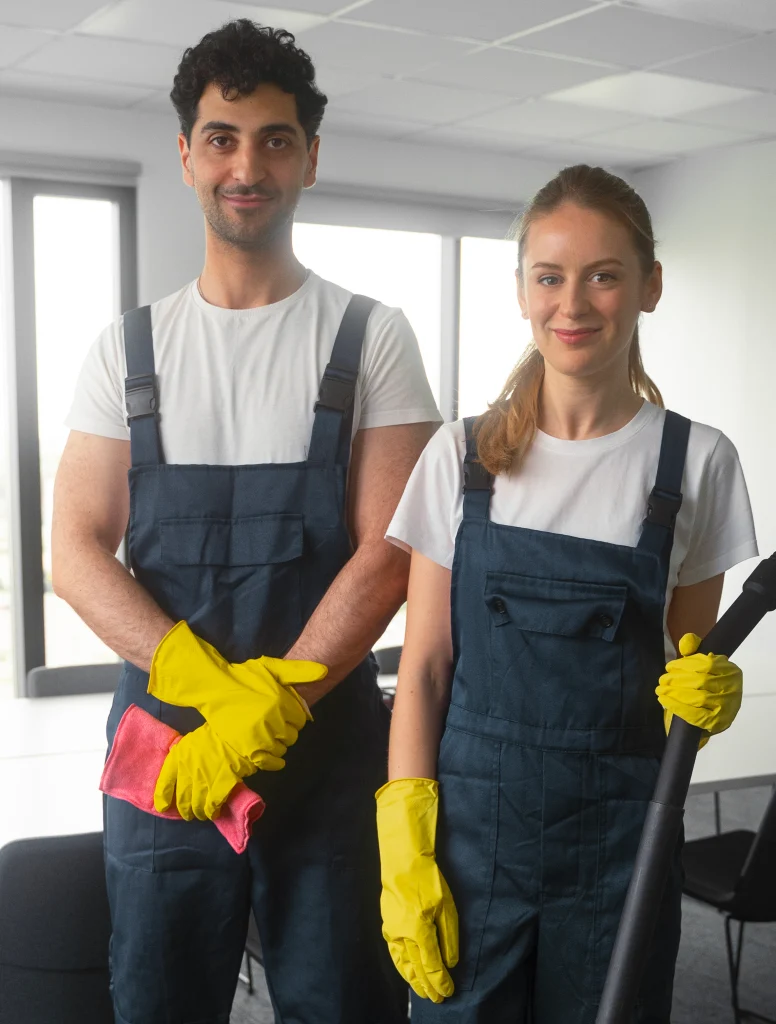 Membre de l'équipe de Pro Clean Expert, un homme et une femme, offrant des solutions de nettoyage écologique